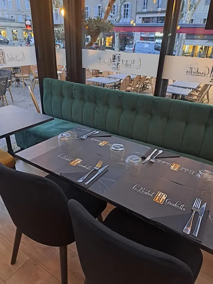 salle-bistrot-vue-terrasse